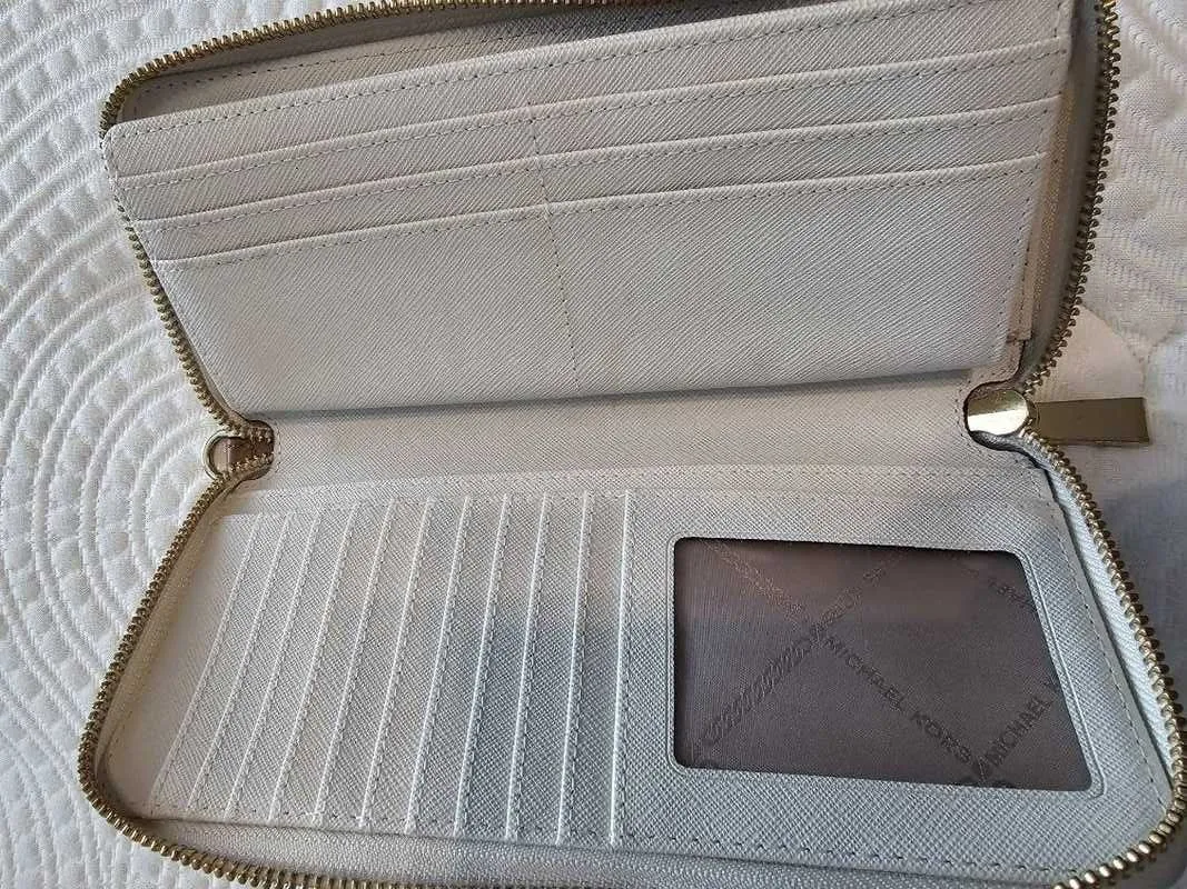 Logo Continental Wristlet