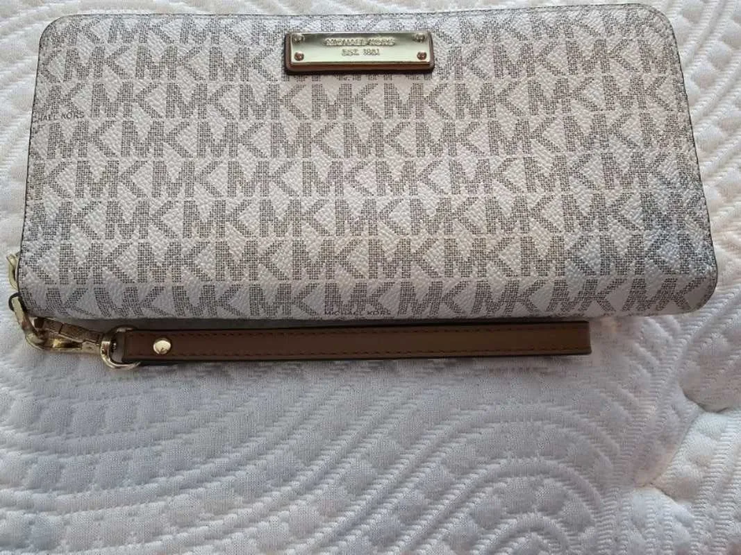 Logo Continental Wristlet