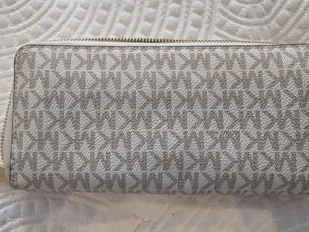 Logo Continental Wristlet